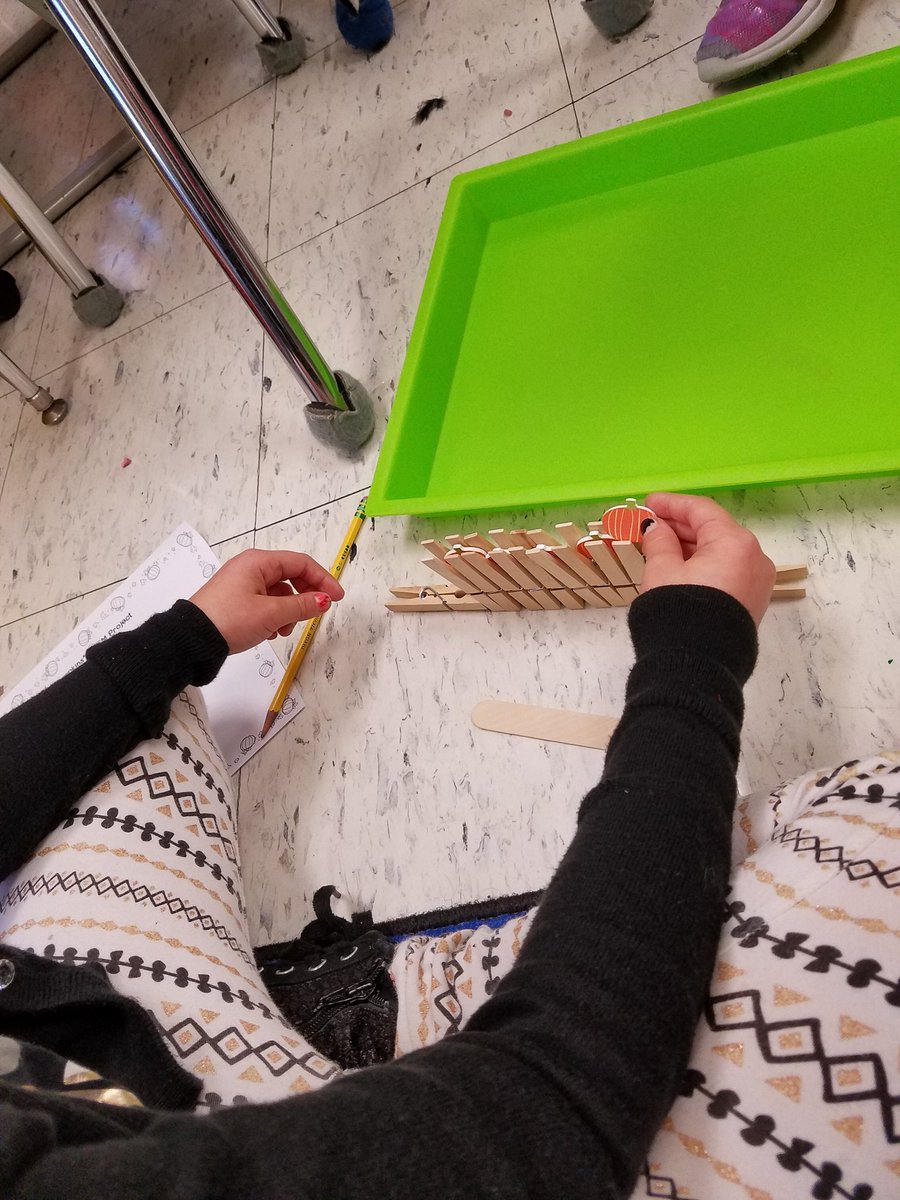 DawnEelman's tweet photo. Five Little Pumpkins second grade STEM challenge! #bravobburg https://t.co/FxyIaAbT8b