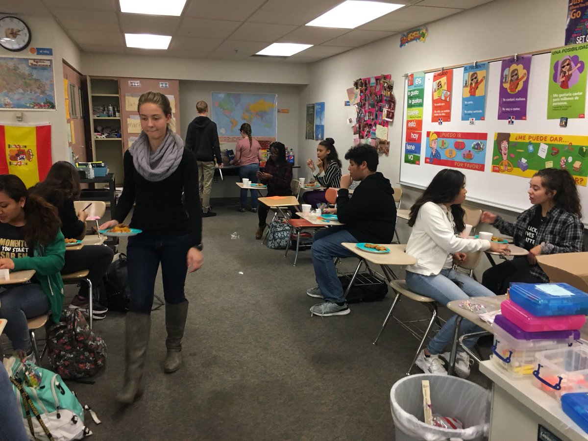 ¡El club de español celebrando el Día de los Muertos! #WarriorSelfieCelebration