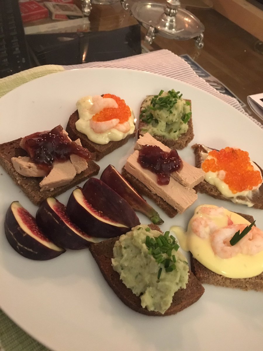 FranskMat's tweet photo. Throwback Tuesday #rester #restes #leftovers #foiegras #räkor #tryffelmajonnäs #forellrom #fikon #vegan #kanapeer #jordärtsskockscrème https://t.co/3voysHeKpi