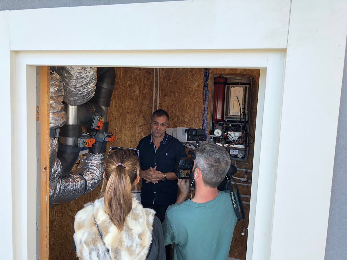 BioPasiva_'s tweet photo. Ayer nos visitó @telemadrid del programa @micamarayyo para conocer cómo se vive en un hogar#saludable respetuoso con el #MedioAmbiente y sin apenas consumo energético. Gracias a Marina por su profesionalidad! Esperamos que se emita pronto! https://t.co/t6PKovziG0
