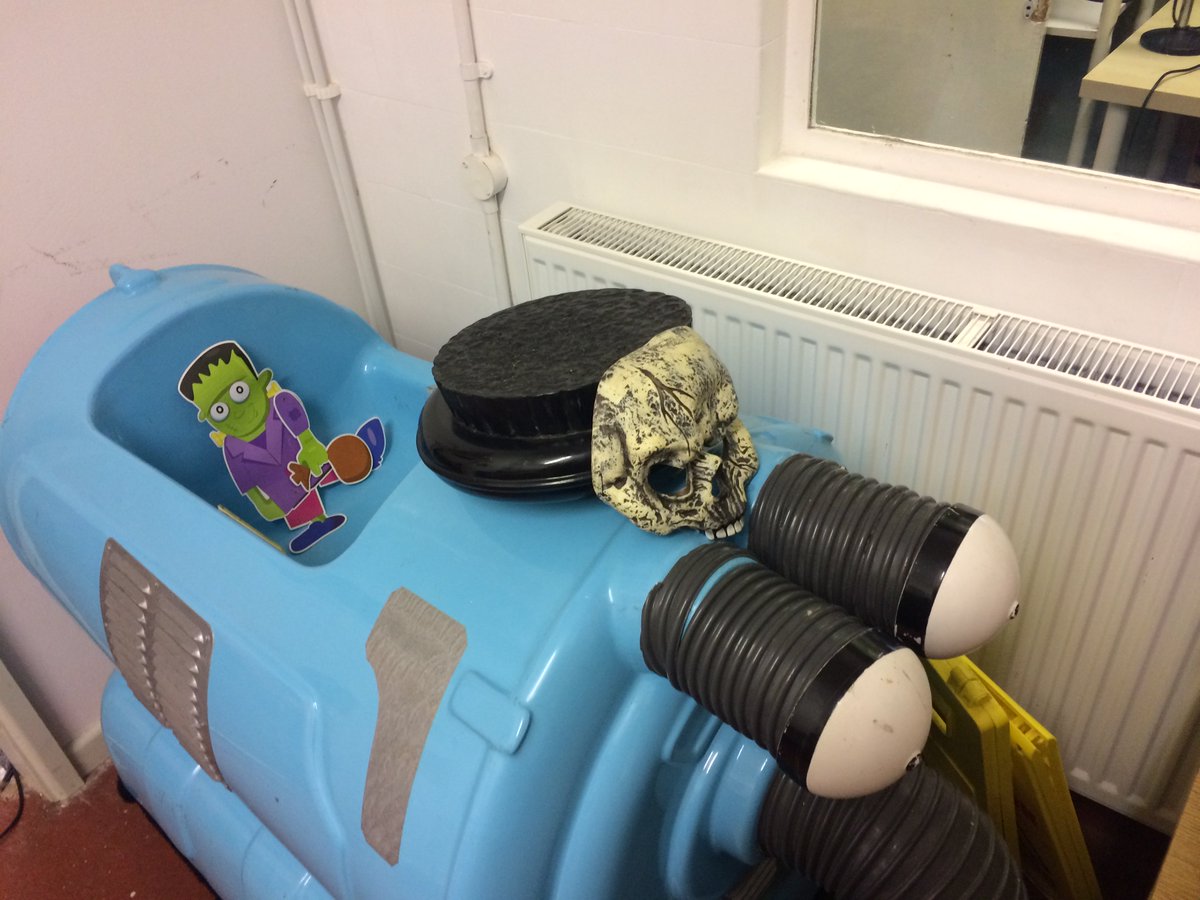 EMW0001's tweet photo. Party time!! Quite enjoyed decorating the kit- I mean studio 2!  @TSoFR  @JamesHydenDJ @April_kirby2 https://t.co/hRfMGIJBzD