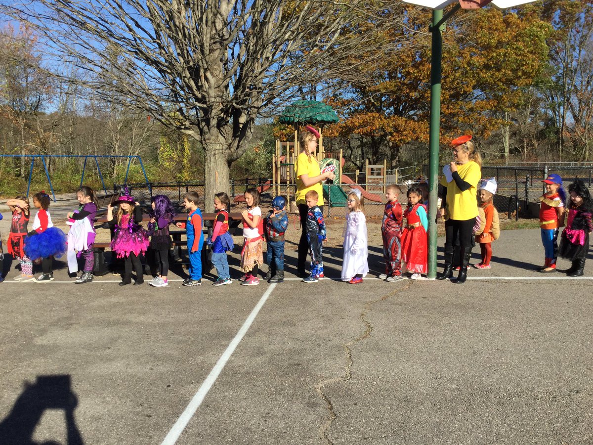 JCSelementary's tweet photo. Kindergarten parade at JCS! #jcsisthebest https://t.co/vgXh5Bao5q