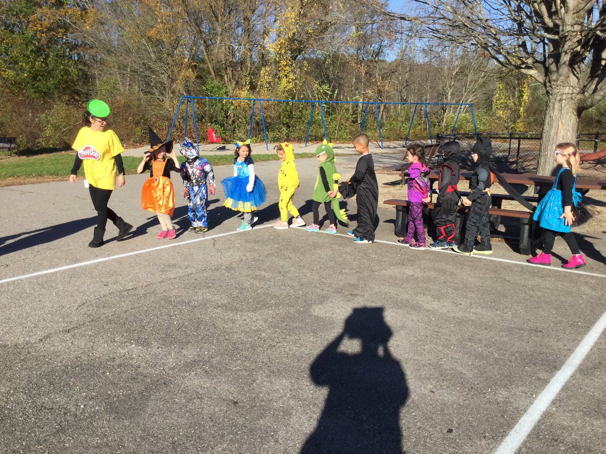 JCSelementary's tweet photo. Kindergarten parade at JCS! #jcsisthebest https://t.co/vgXh5Bao5q
