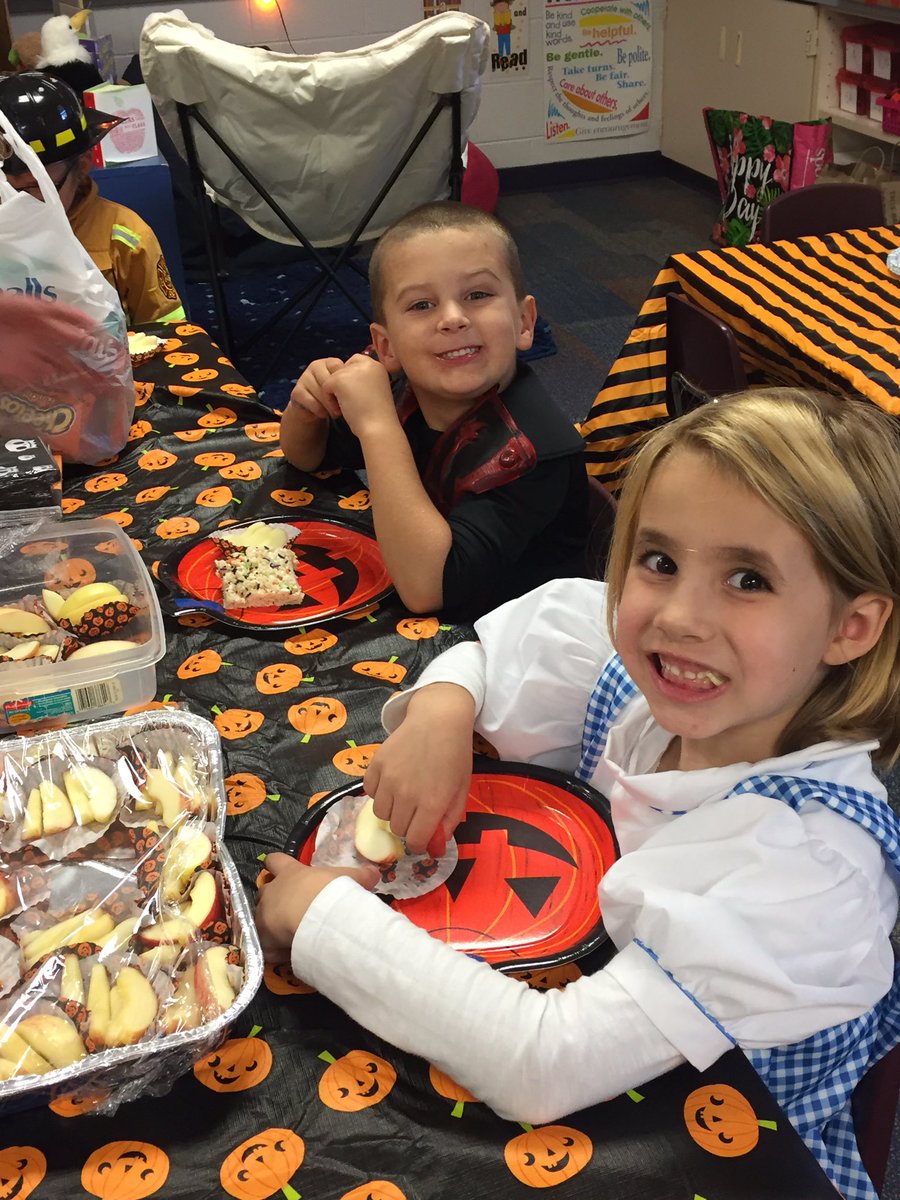MrsGutting's tweet photo. Kudos to our awesome Homeroom moms for planning such a fun and creative party!! #outstandingowls #firstgade #happyhillendale https://t.co/lTEbCqsRum