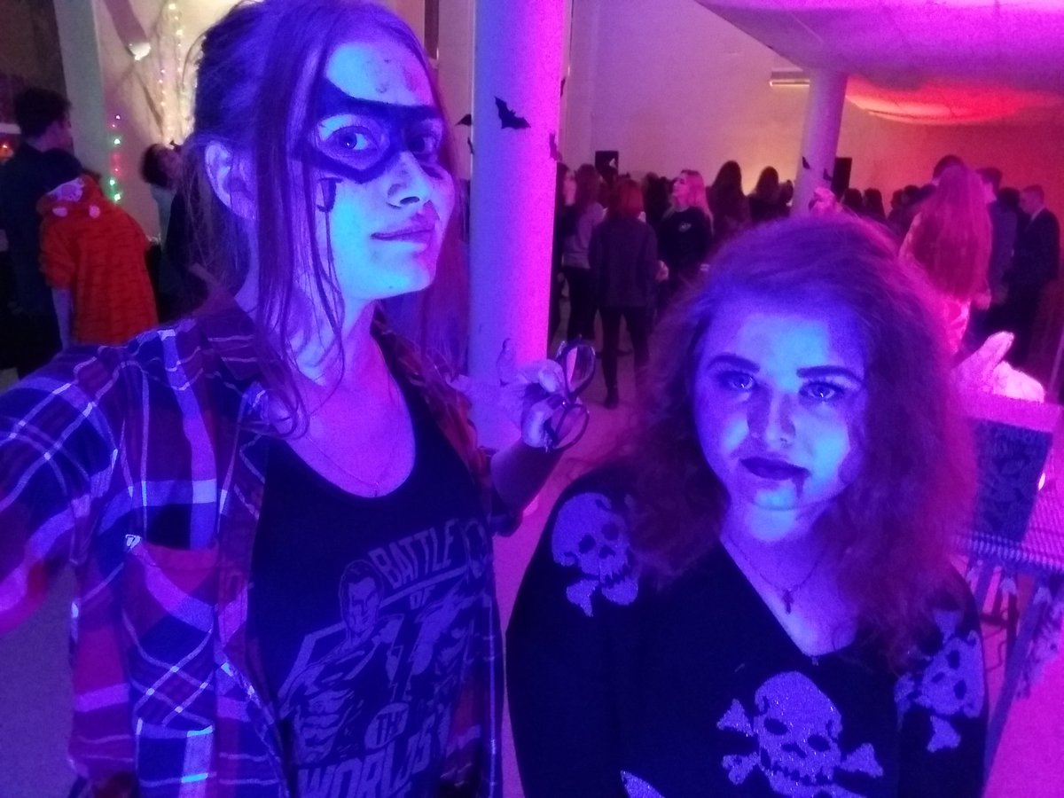 Bat_loser's tweet photo. Суперская вечеринка от вуза😍
Шикосные образы с @yana_banana1D🤗💙
#Halloween #РГППУ #femJasonTodd https://t.co/wZnGF9RMj5