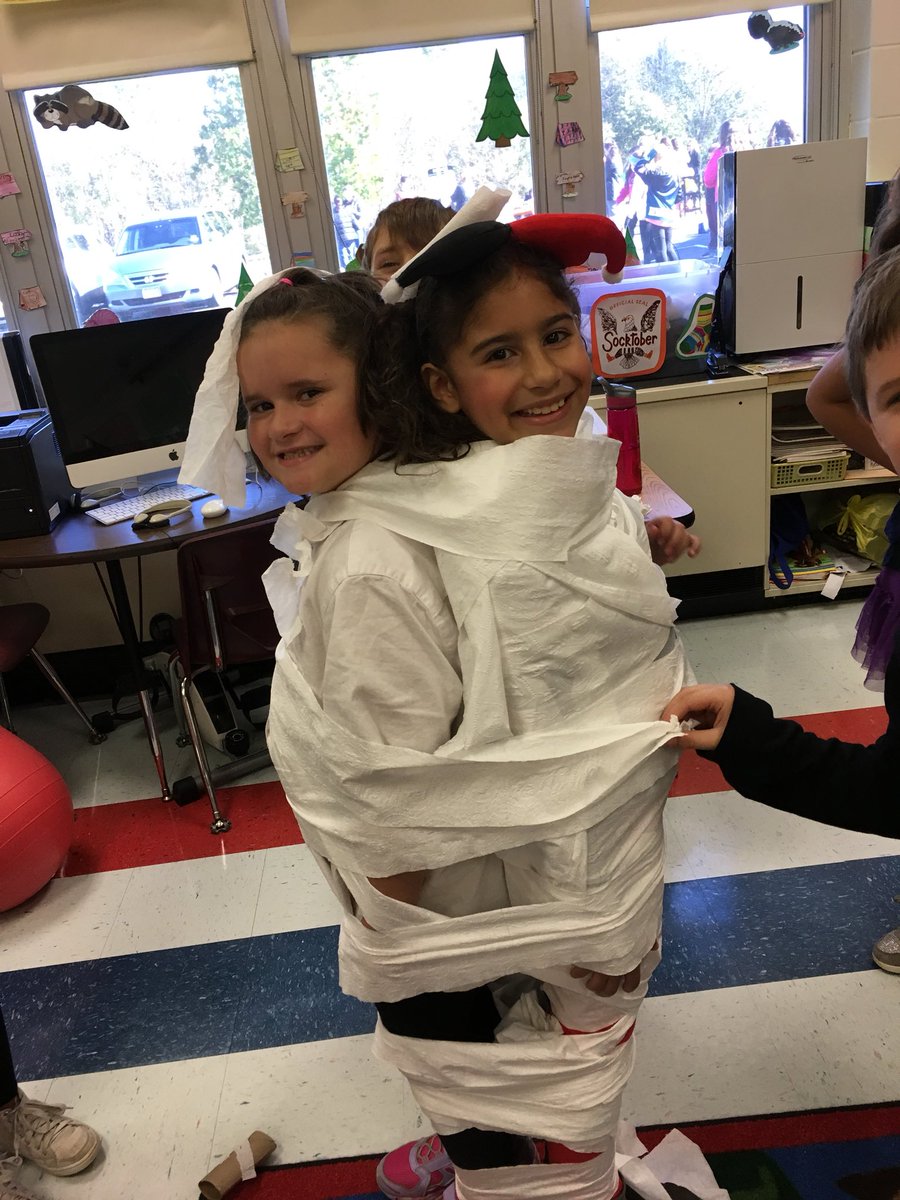 mrskdejesus's tweet photo. CPS does Halloween! #townparade #CPSpride #partyhardy https://t.co/R72FZwdzKL