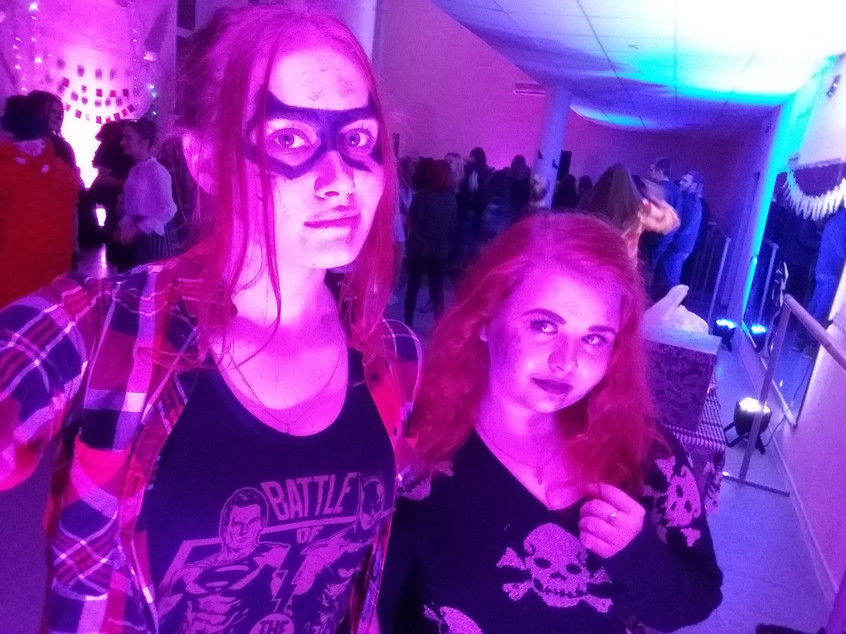 Bat_loser's tweet photo. Суперская вечеринка от вуза😍
Шикосные образы с @yana_banana1D🤗💙
#Halloween #РГППУ #femJasonTodd https://t.co/wZnGF9RMj5