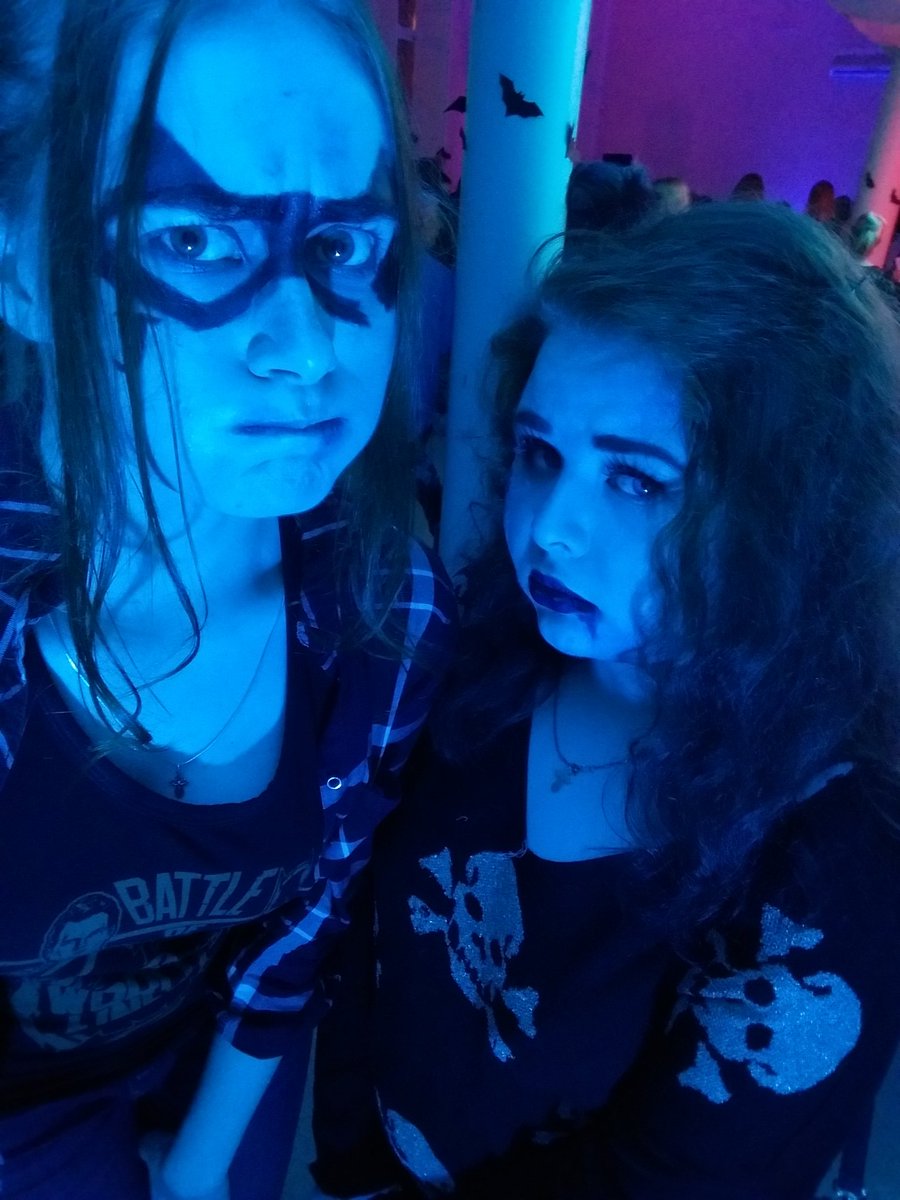Bat_loser's tweet photo. Суперская вечеринка от вуза😍
Шикосные образы с @yana_banana1D🤗💙
#Halloween #РГППУ #femJasonTodd https://t.co/wZnGF9RMj5