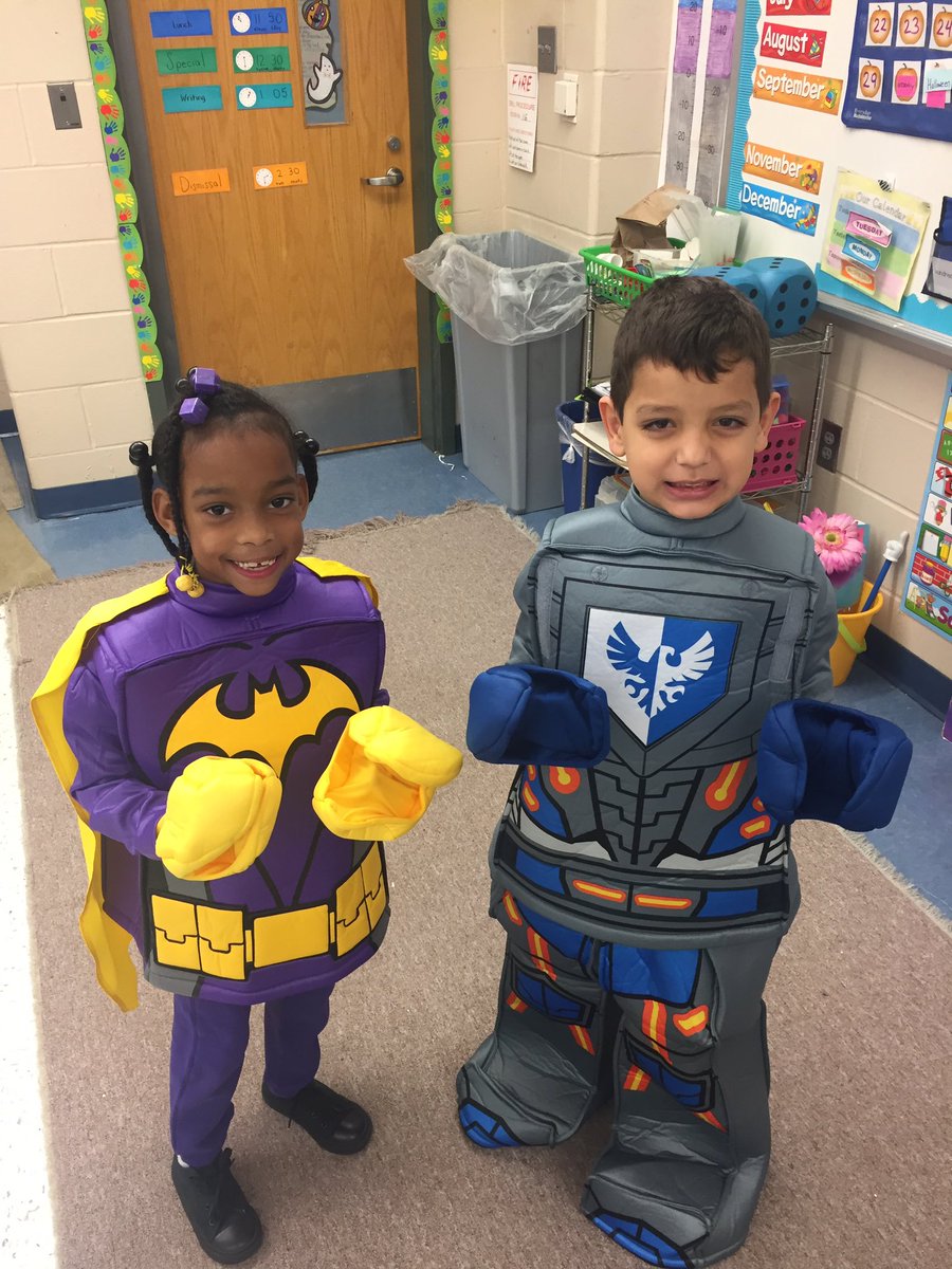 MrsS116's tweet photo. Check out these kiddos! I'm one lucky mermaid 💚 Happy Halloween! https://t.co/IM8RCbT7gj
