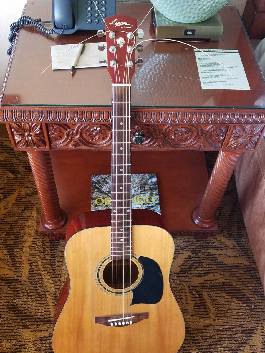 VigilantGuy's tweet photo. Strung left-handed just for @CharlesTBetz #SMFusion #jamfest2017 https://t.co/jgTsGUR9le