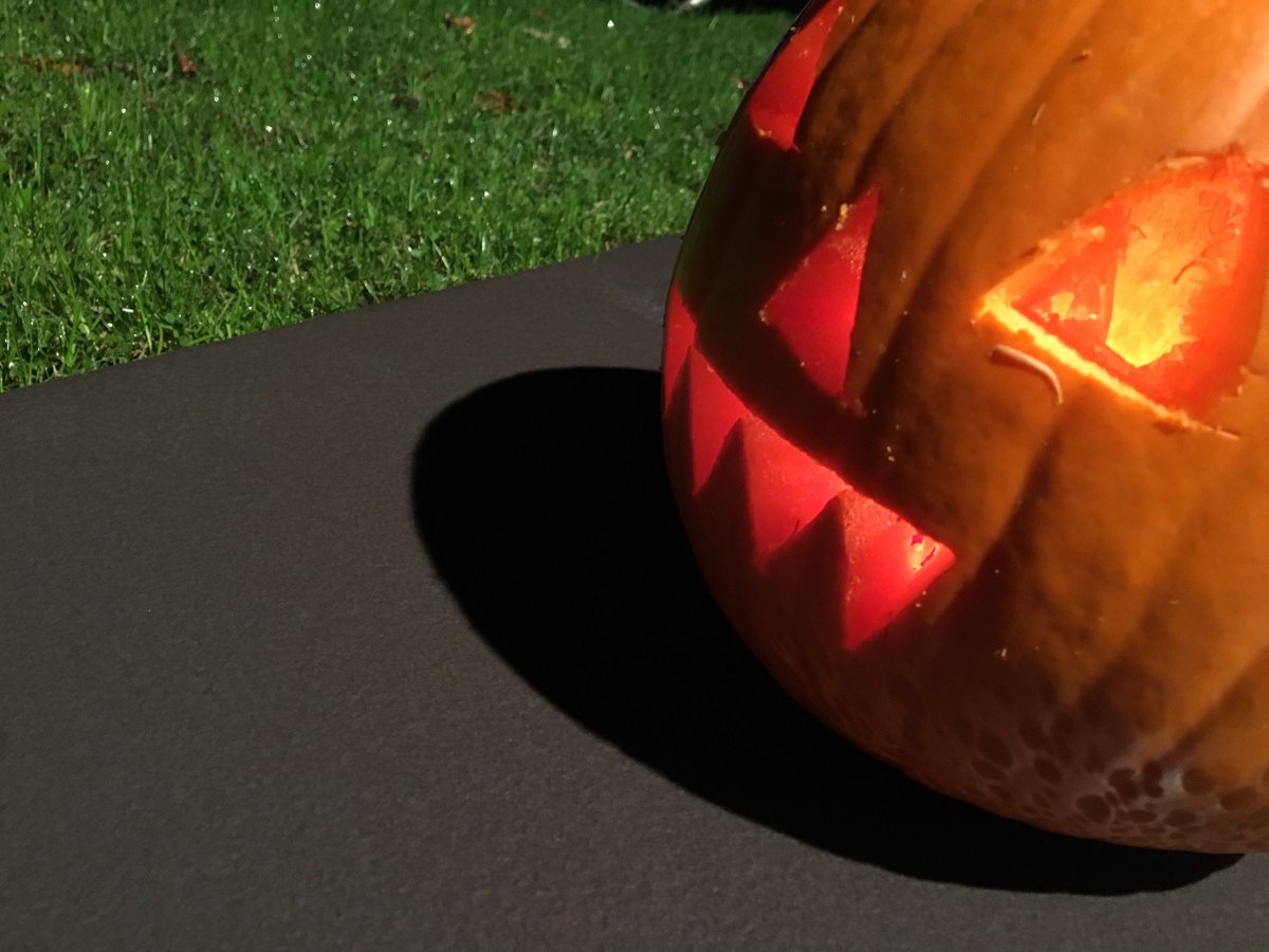 EMPaving's tweet photo. Your garden will be a thriller! #EMBlack #Porcelain #Pumpkincarving #Happyhalloween https://t.co/yrgh6O1hZI