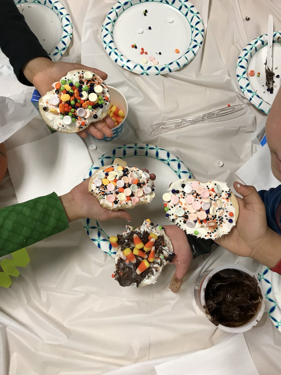 MrsLuceWNES's tweet photo. This is what it looks like when you allow 5 and 6 year olds to decorate their own cookie. #sugarthemupsendthemhome https://t.co/Ob5gBscSna