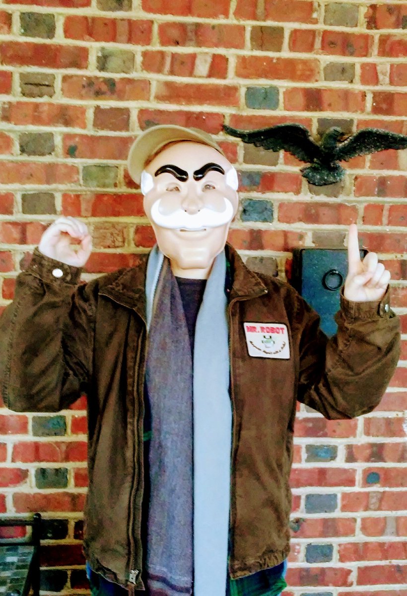dykeminyoongi's tweet photo. This #Halloween , are you a 1 or a 0?
#SpookySideshow 
@collectsideshow 
@whoismrrobot https://t.co/zKBo5oXcA6