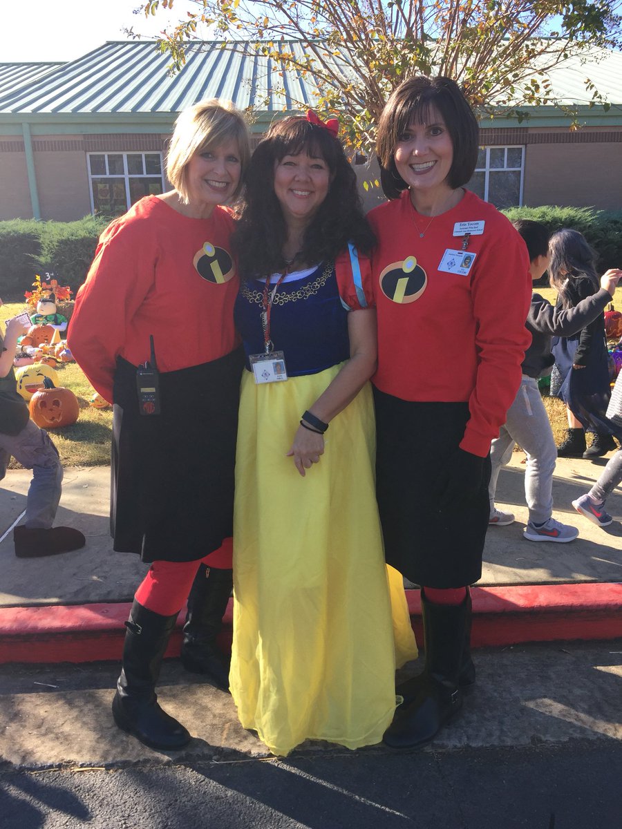 CLESCardinals's tweet photo. Crabapple Lane’s 1st annual Pumpkin Walk was a huge success! https://t.co/SbjgEzLm7Z