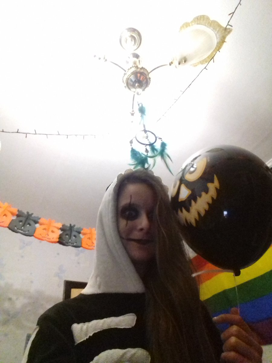 aliceigins's tweet image. Happy Halloween! Did some #waytocrow makeup 🎃