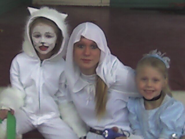 SaraBStrange's tweet image. Throwback to #Halloween ten years ago when I dressed up as Victoria from @CatsBroadway but everyone thought I was just a white cat 😂