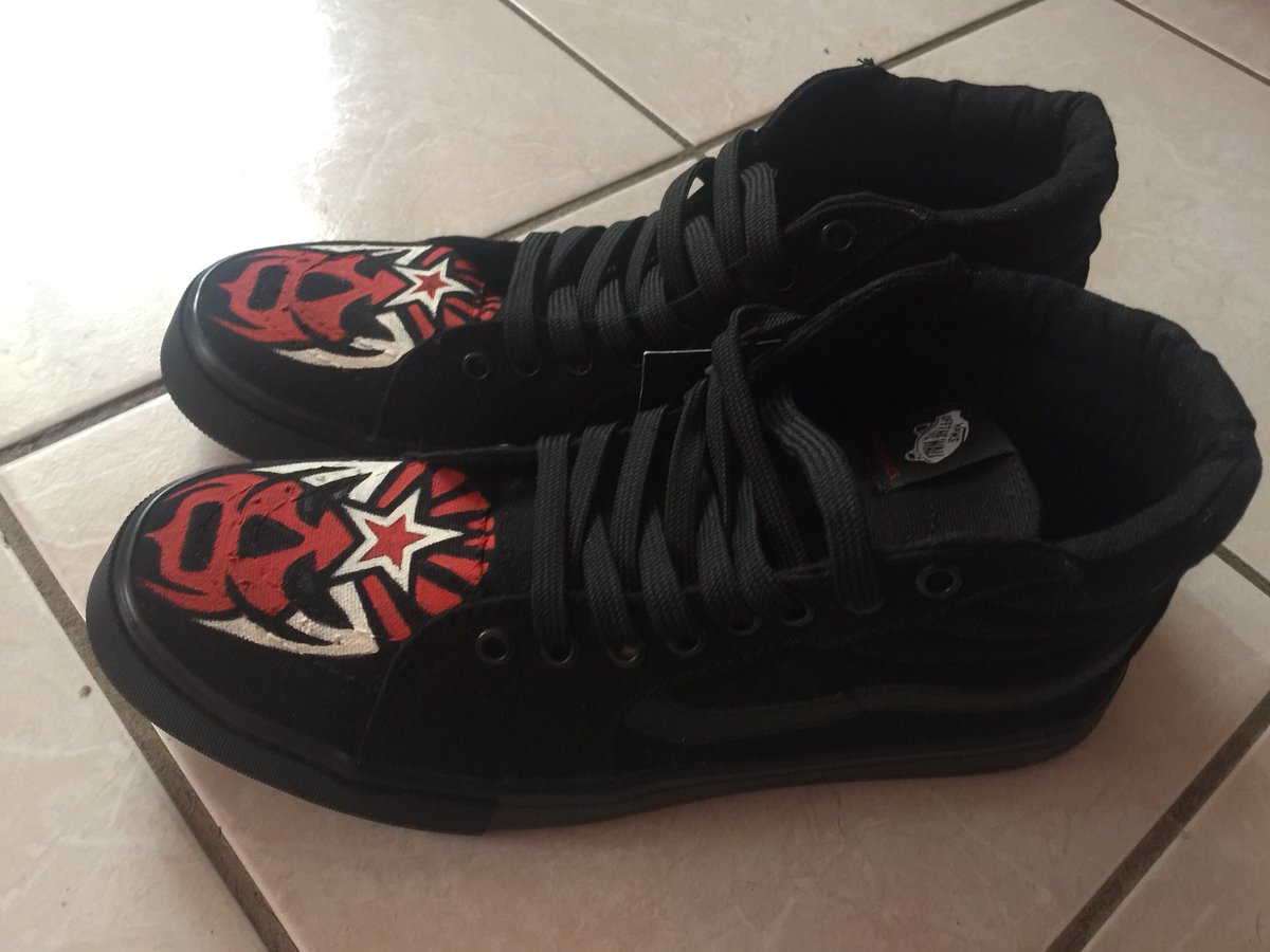 OscarShockDG's tweet photo. @VANS_66 Customized for @maskedrepublic @LuchaLoot @TheCrashLuchas #HechoEnMéxico🇲🇽 #ShockDesign https://t.co/dK9lGqsJnd