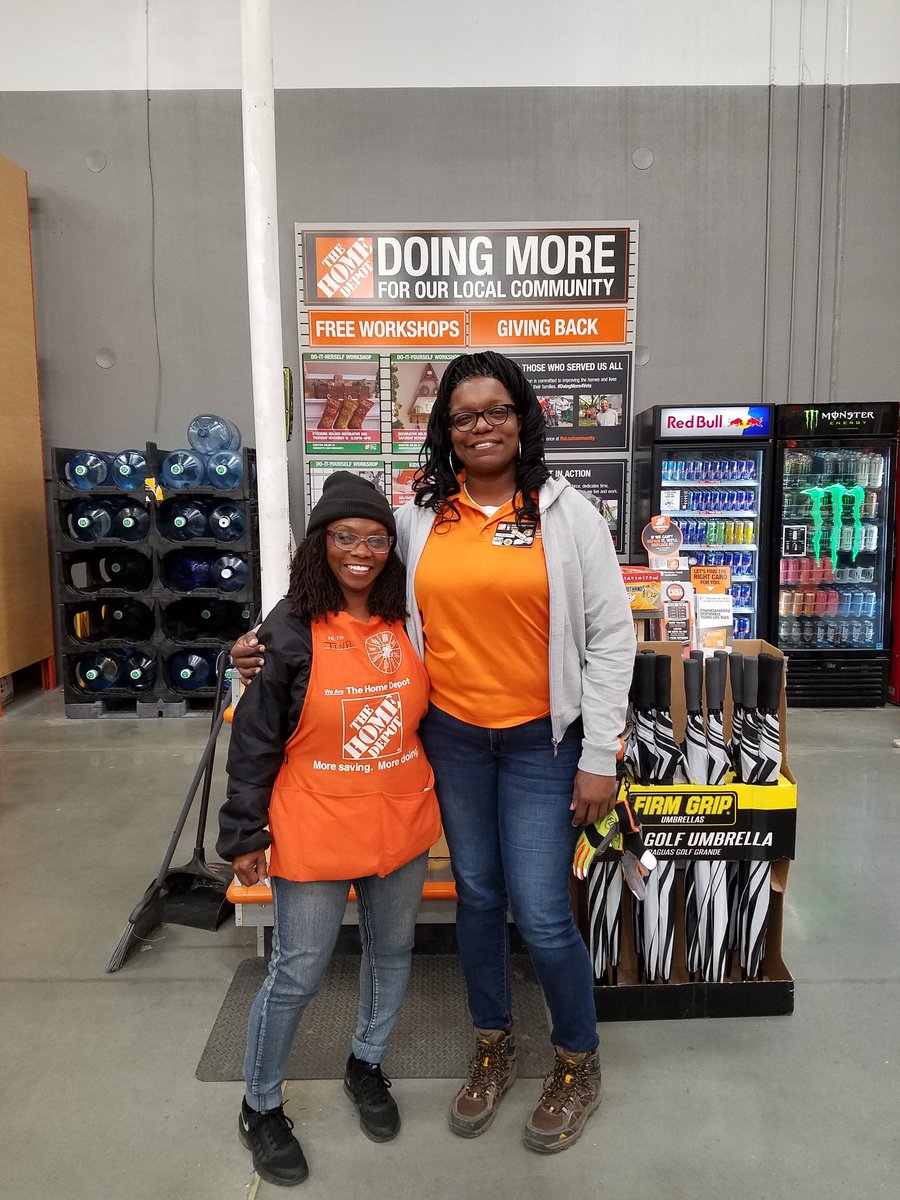 117Met's tweet photo. Met 159 recognizes Miss Tina during cashier appreciation month. Thank you for all that you do. @ginger_coleman https://t.co/on769Y8Fbo