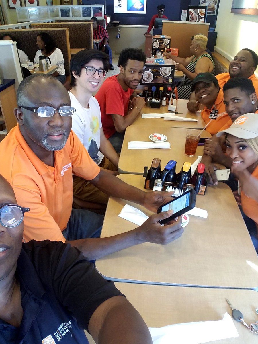 117Met's tweet photo. My first lunch with team 159. Thank you for welcoming me. #METstore159 @ginger_coleman  @mekelia_cowart https://t.co/JdDnv7aFIv