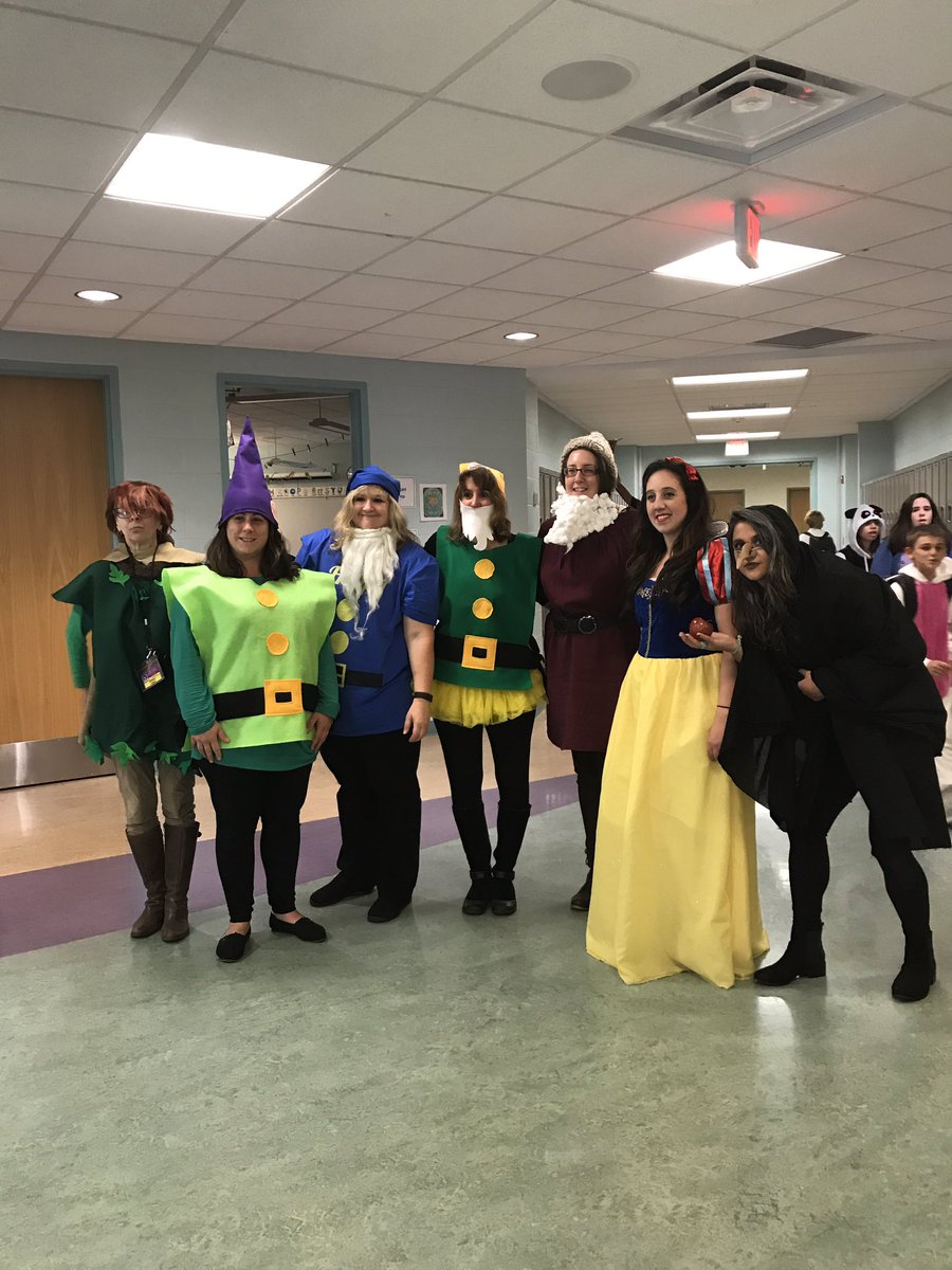 MsStrano's tweet photo. Halloween fun at HBMS! 🎃👻 #weareHB #engageHB https://t.co/sHV2NKh3rX