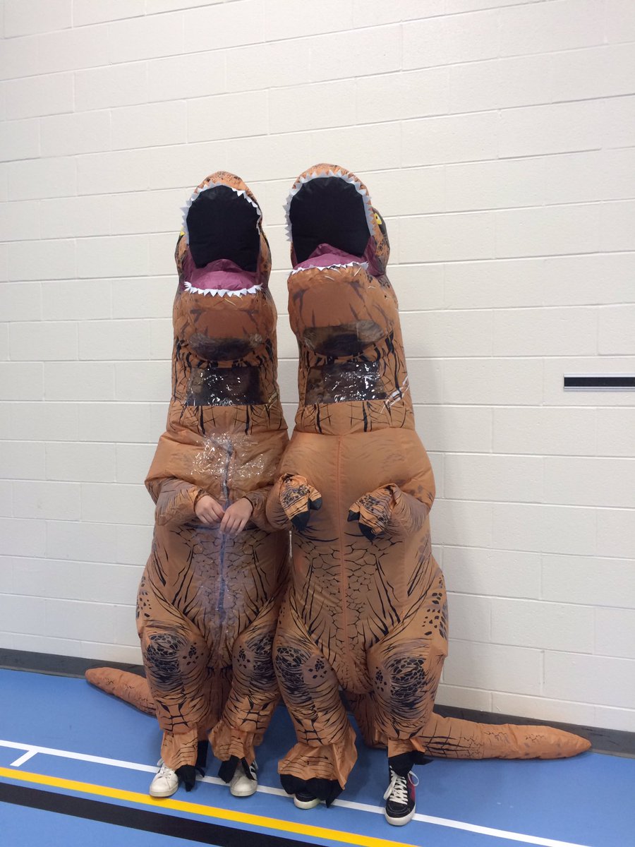 PamLittle_mfps's tweet photo. Dino fun in grade 7/8 today @MuskokaFallsPS https://t.co/IdFIfcvK22