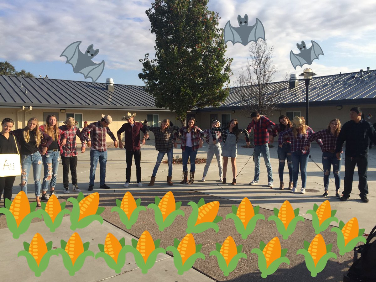 chicken_dinna's tweet photo. 16/19! We're not just scaring crows away, we're scaring away all the other teams w/ our school spirit!HAPPY HALLOWEEN🎃 Absent: Kendra Battle https://t.co/D1TcarDqLg