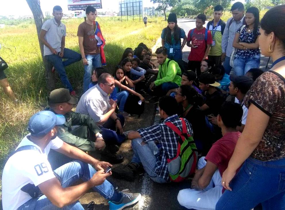 TRANSBOLIVARGEB's tweet photo. #ParadaInformativa Cnel. Jesús Mata recibió propuestas de líderes #UNEG en materia de transporte público #JustoEsRevolución @JustoNogueraP https://t.co/b6IOWjqdWE