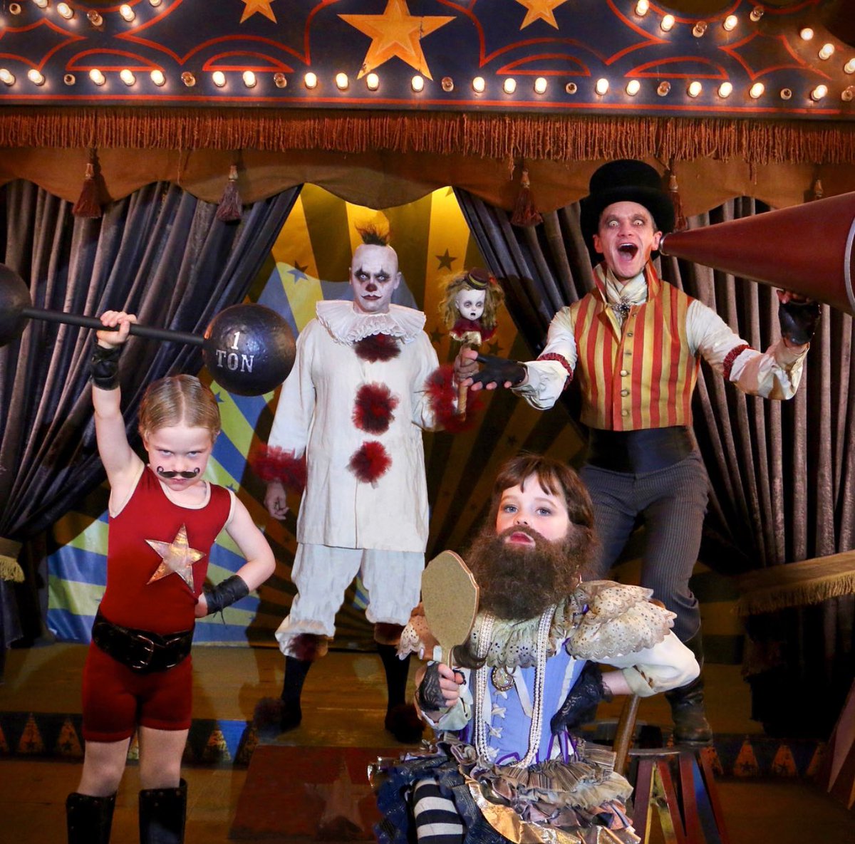 Omg 😍 Definitivamente Neil Patrick Harris, su esposo e hijos son realeza de  Halloween ¡Amo sus disfraces de Freak Show! 🖤, image size:1200x1185