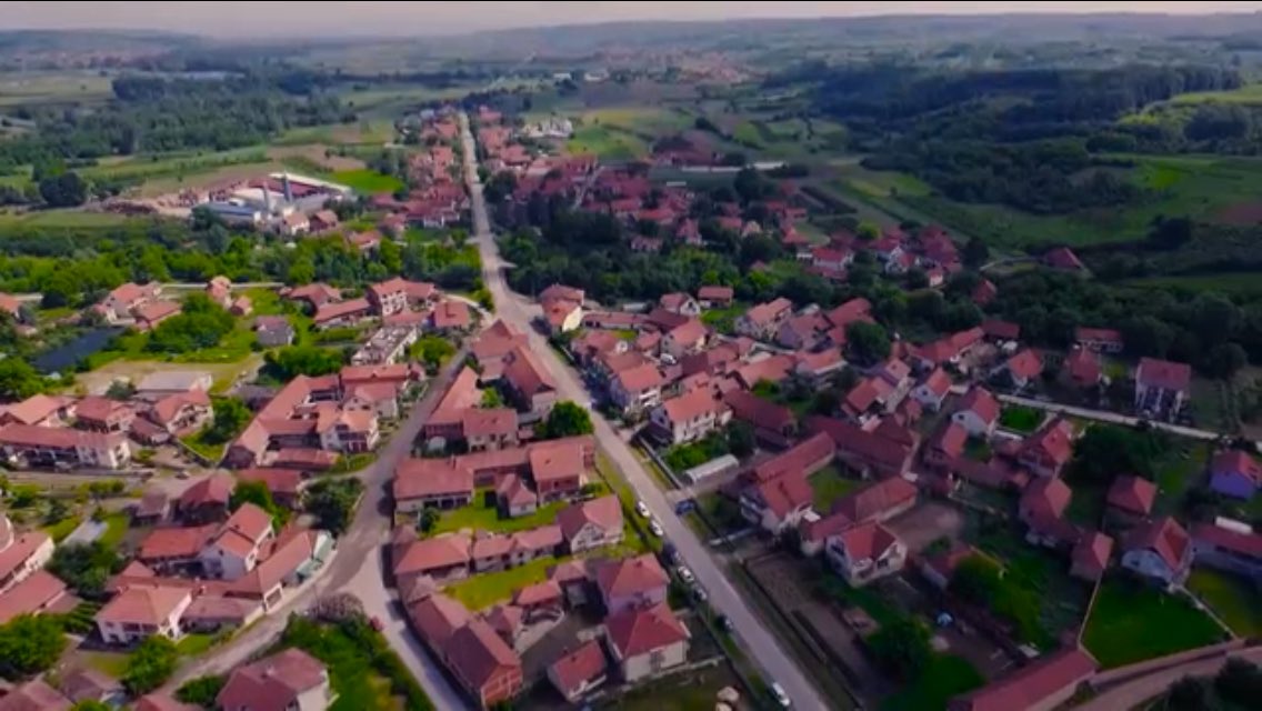 Strojkovce's tweet photo. Izgled manjeg dela sela #Strojkovce . Inače fenomenu na jugu #Srbija
#Selo od 350 domova i preko sedamdeset privatnih firmi. https://t.co/JOV5Hga4EH