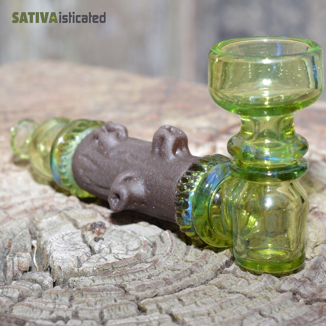 Sativaisticated's tweet photo. #OldSchool with this @chadg_glass #stoner #California #weed #cannabis #marijuana #thc #SafeAlternative #SATIVAisticated #SATIVAisticate https://t.co/jzbbzPw0R9