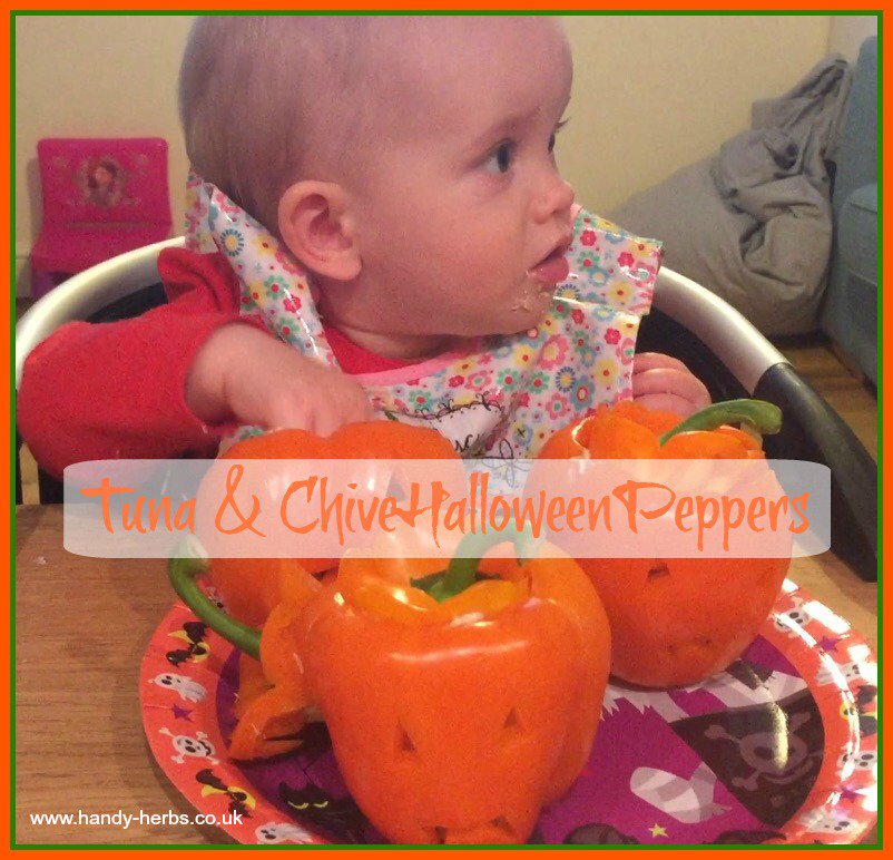 A fun &amp; easy to make healthy Halloween snack with your kids. ow.ly/cACD30g7P5X #Halloween #healthy #cookingwithkids