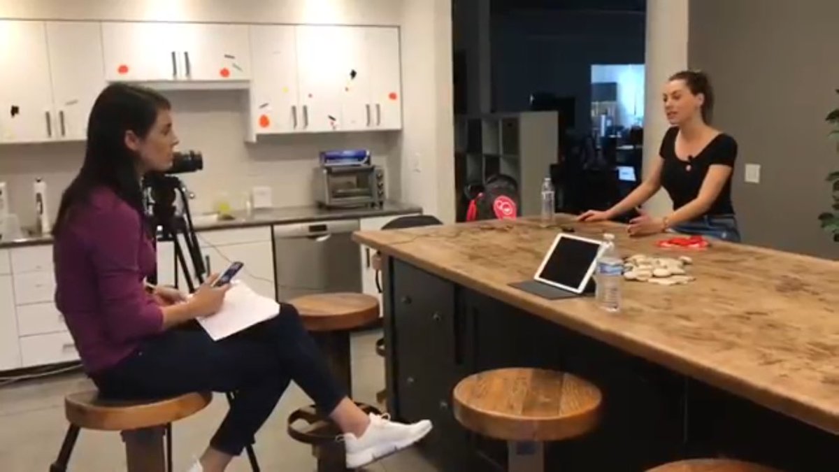SilviaLorent's tweet photo. Explicando la experiencia #Yuzz y el gran viaje a #SiliconValley a @emprendecise y dando la #bienvenida a #Explorer #somosExplorer https://t.co/LjMs8pTpe6