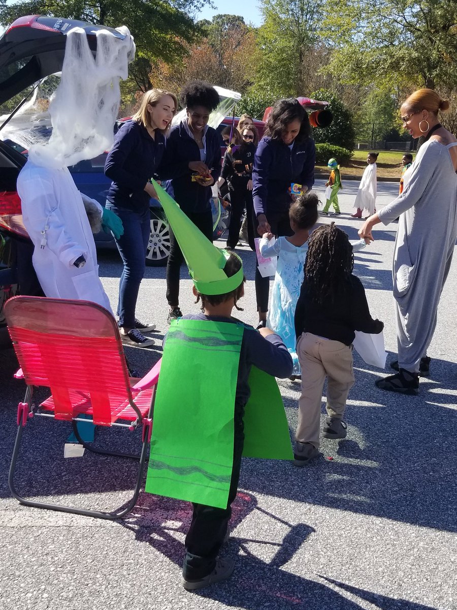 ILeadIGuide's tweet photo. Our @Delta partners showed ⬆️ and showed ❎ for @APSJWDobbs1 Jaguars with a Trunk or Treat celebration
#lineneverended #goingandgoing #FUN https://t.co/fK4GAIAz20