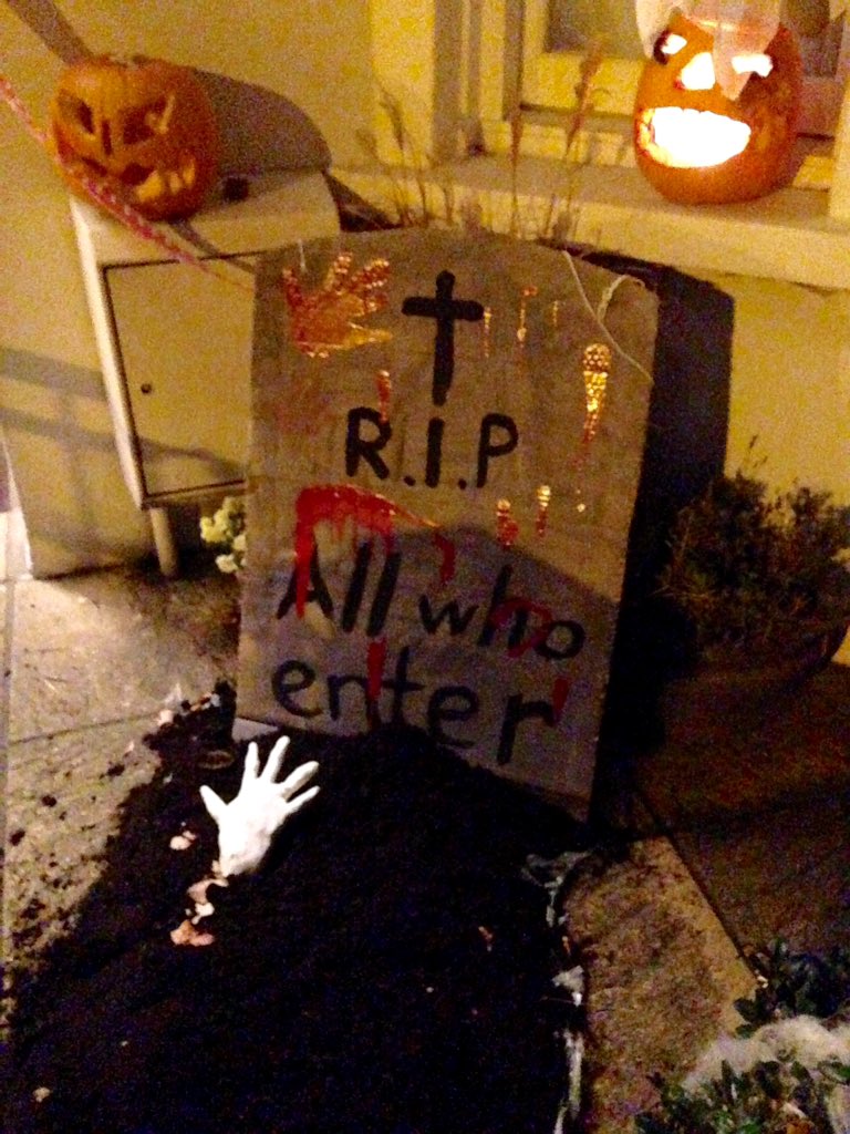 summerstown182's tweet photo. Awesome #Halloween work at the home of fishmonger's son Samuel Ambrose Tickner on #FrancheCourtRoad #Earlsfield #REM182 #WW1 https://t.co/2XnnmTXSAb
