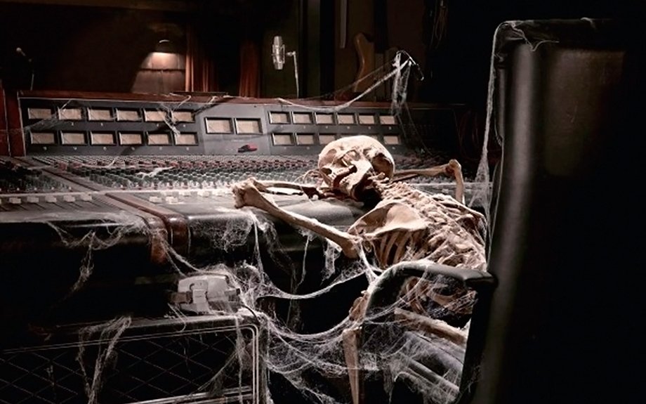 TOURREADYINC's tweet photo. When you try and get the mix just riiiiiiiiiight #happyhalloween #tourready #techs #roadie #roadielife https://t.co/ZeLSk46rNN