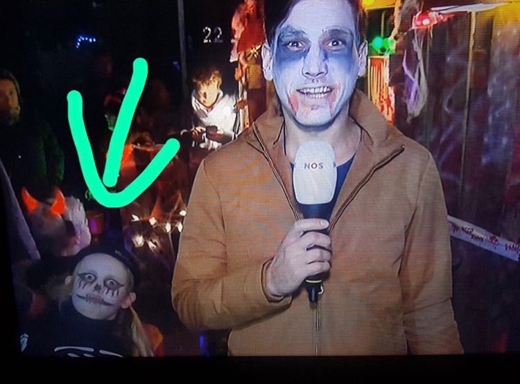 Collega <a href="/LvandeM/">Lucas vd Meerendonk</a> voor het @jeugdjournaal met de photobomb van de dag dames en heren 😂😭