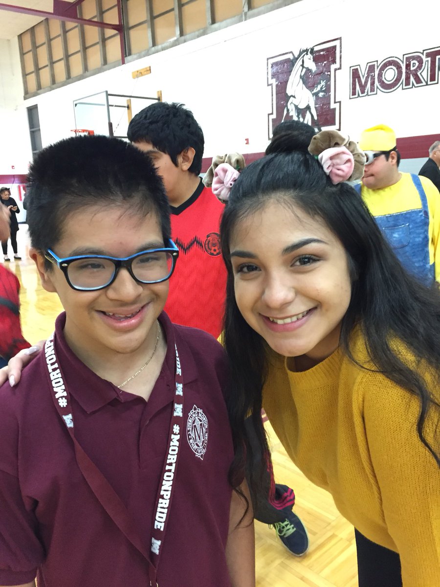 ms_calcagno's tweet photo. Old friends and new friends get together to celebrate Halloween!🎃👻 #mortonpride https://t.co/w6JDIcRzYH