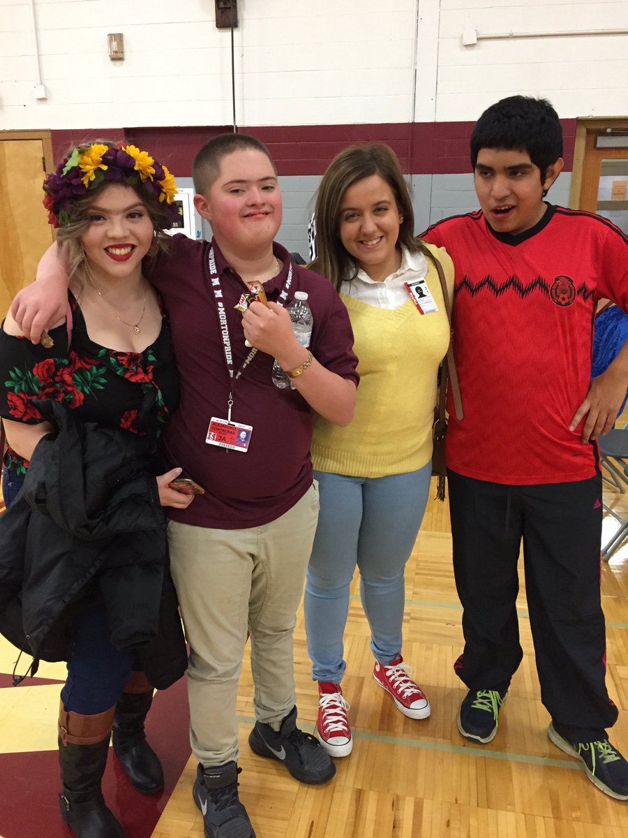 ms_calcagno's tweet photo. Old friends and new friends get together to celebrate Halloween!🎃👻 #mortonpride https://t.co/w6JDIcRzYH