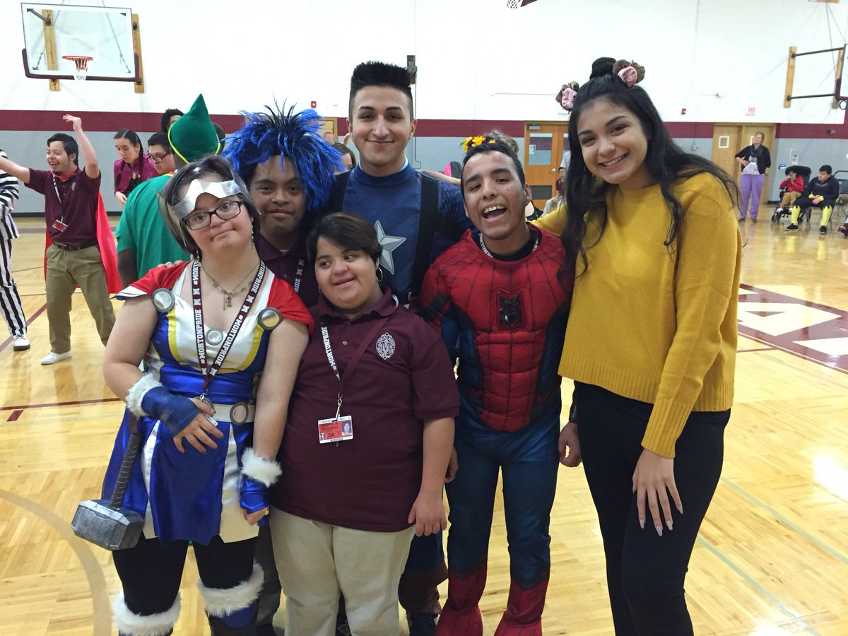 ms_calcagno's tweet photo. Old friends and new friends get together to celebrate Halloween!🎃👻 #mortonpride https://t.co/w6JDIcRzYH