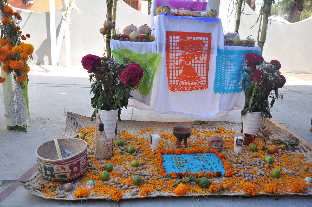 _RaulCruz_'s tweet photo. La Agencia de Rancho Nuevo se viste de gala recibiendo los altares de Muertos realizados por alumnos y maestros de la Esc. Benito Juárez. https://t.co/WqeveyXYvG