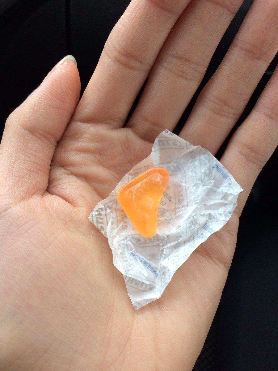 joeeyylamm's tweet photo. Freshly opened halls.. where did the other half go? 😶 @halls https://t.co/AJcZfWYwMw