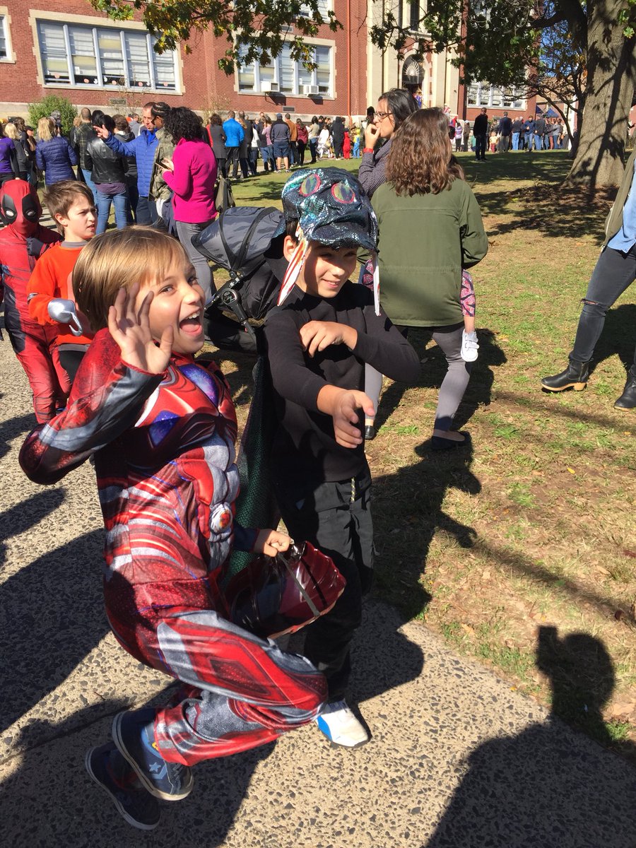 Lifeasakender's tweet photo. Halloween parade! https://t.co/5FKET1Ngd3