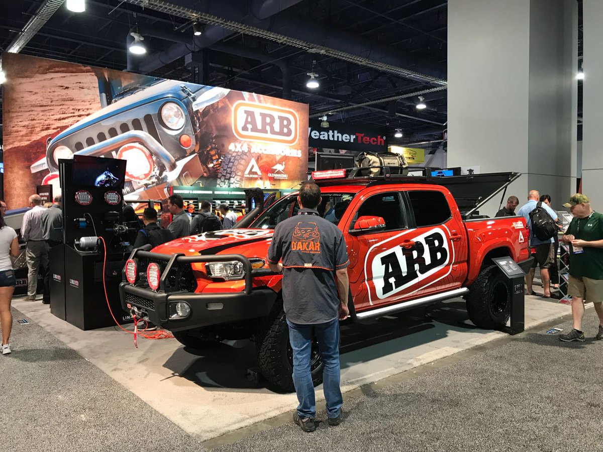 MultiDakar's tweet photo. El equipo @MultiDakar presente en el #SEMAshow2017 😎☝️ Qué opinan de èsta Tacoma full #ARB? #NadaNosDetiene #MultiDakar https://t.co/YSG99xOBnK