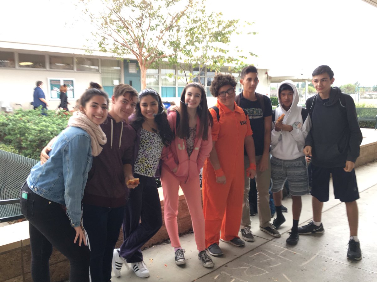 acooper_pc's tweet photo. Best students on the planet - Happy Halloween from TOHS Lunch Bunch and Peer Mentors 🎃💚👻 @TOHSLinkCrew16 @ThousandOaksHS https://t.co/h3POnEPjSm