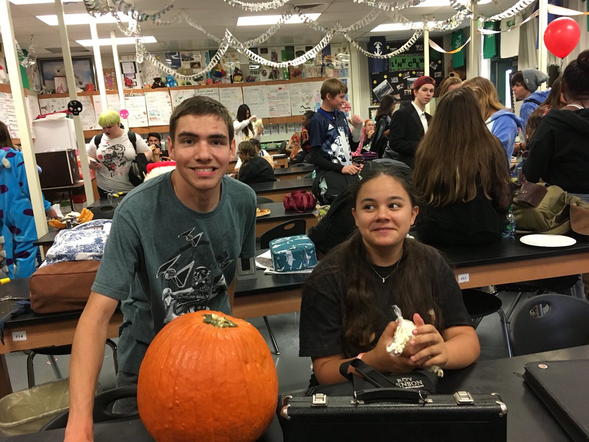 acooper_pc's tweet photo. Best students on the planet - Happy Halloween from TOHS Lunch Bunch and Peer Mentors 🎃💚👻 @TOHSLinkCrew16 @ThousandOaksHS https://t.co/h3POnEPjSm