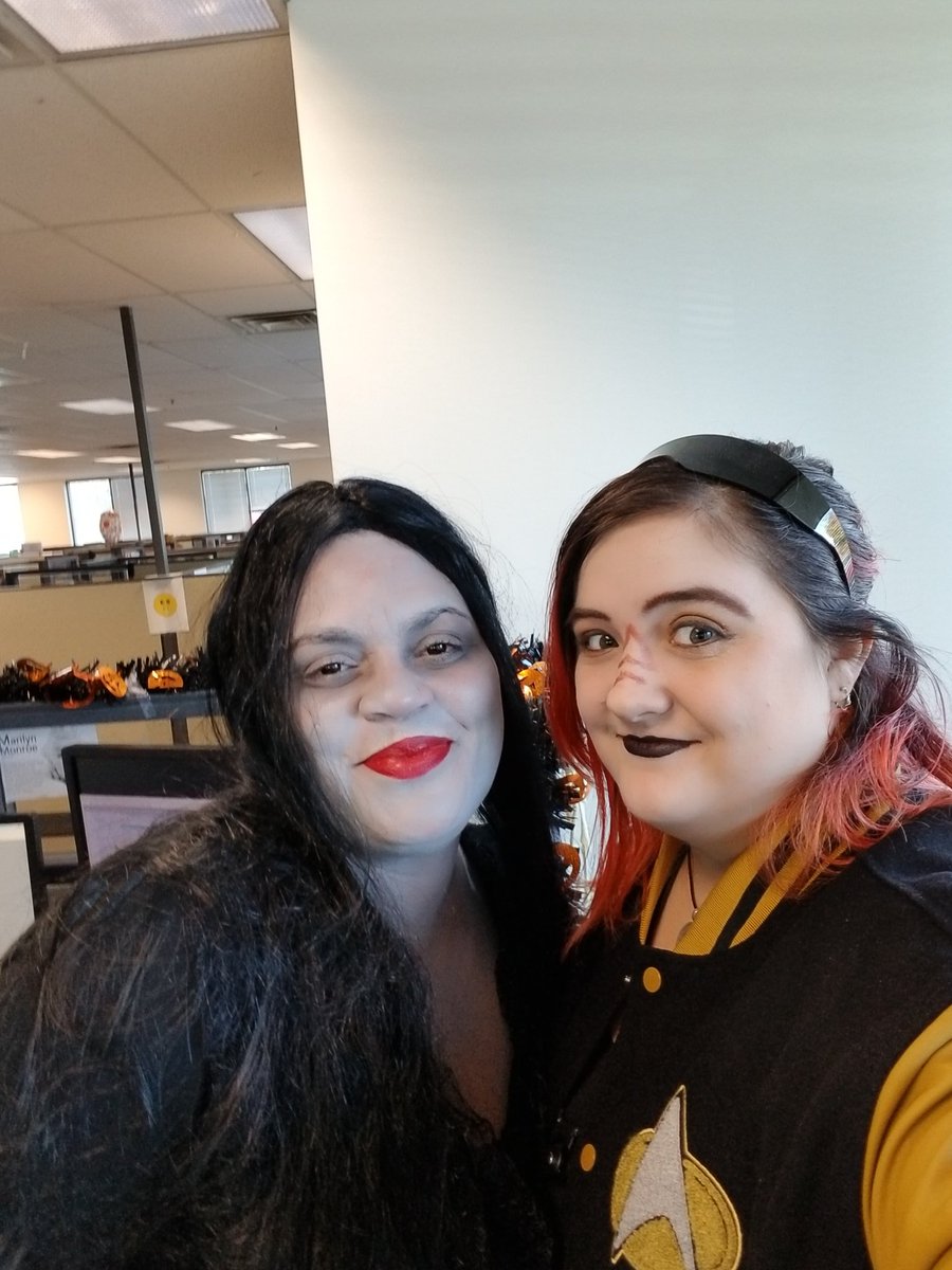 YTJoblessGeek's tweet photo. Met a lovely human woman named #MorticiaAddams She seemed pretty normal as far as humans go. #Halloween #USSSallyRide https://t.co/K85WgByF9K