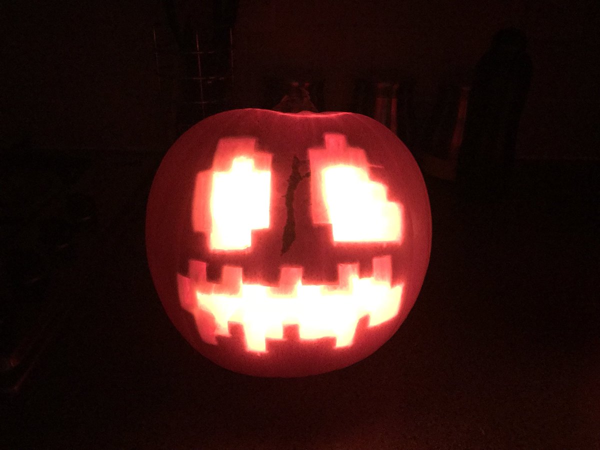 mattys_MCW_'s tweet photo. Happy Halloween 🎃 guys hope you’re all having fun and stay safe 👻 and eating a ton of candy#minecraft #minecraftpumpkin #HappyHalloween2017 https://t.co/df7aqX3Sox