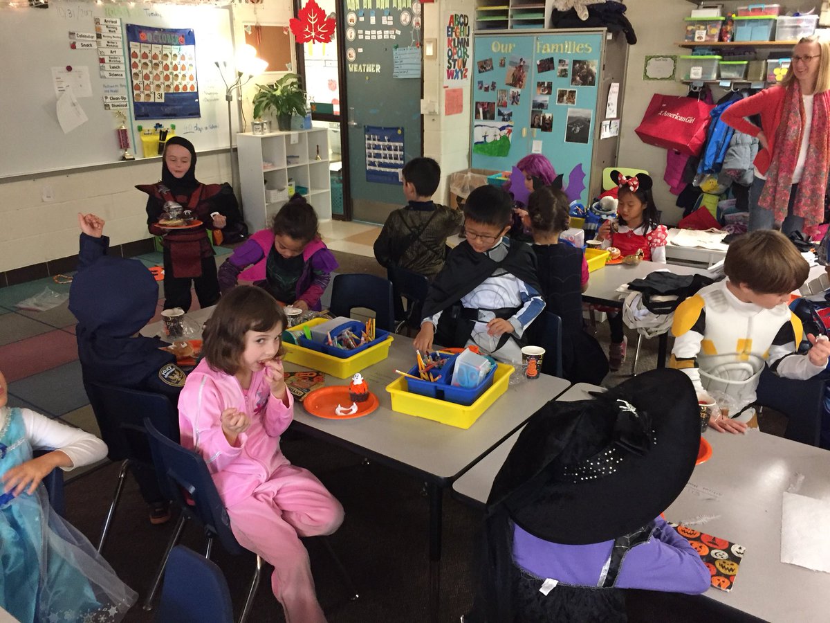 MsFeathersFirst's tweet photo. We had a spooktacular day! #HappyHalloween #FirstGradeFun @a2Thurston https://t.co/JAOKiORNd5