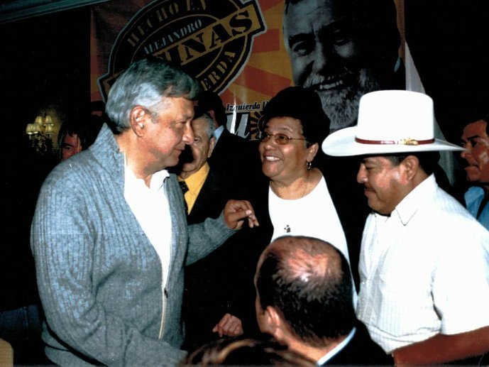 RosaMarquezC's tweet photo. Con el gran Andres Manuel Lopez Obrador #reconstruyamosmexico #morena #rosamarquez2018 https://t.co/Lew8pBxfQr