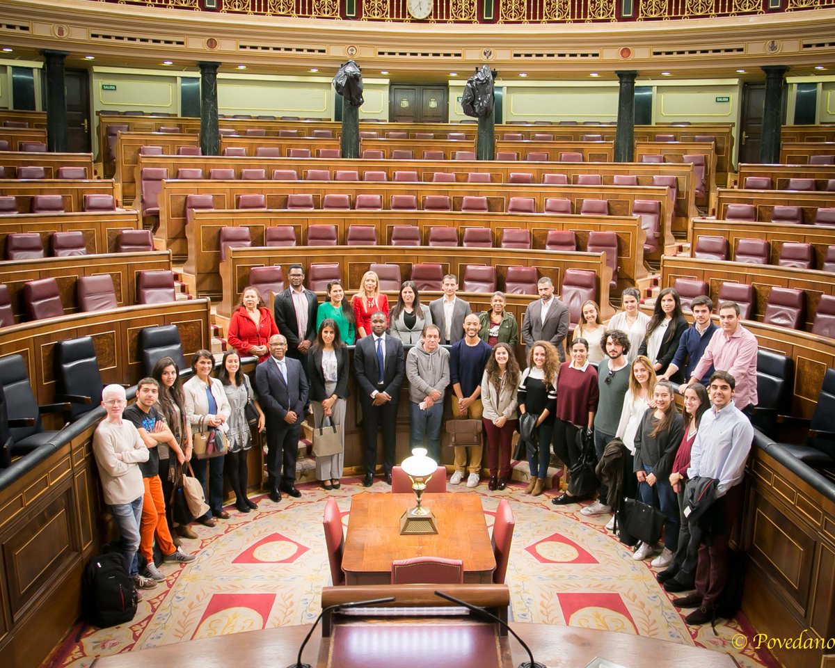 Exfera_Alumni's tweet photo. Los exalumnos de la @esc_espana han disfrutado de una visita guiada ilustrativa y didáctica. Gracias @Congreso_Es por recibirnos! #Gobierno https://t.co/iKMJ0q8OEu